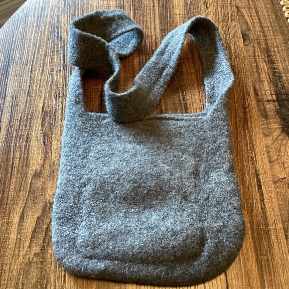 Hand Made Wool Grey Crossbody Bag with Bumblebee Pin - Picture 9 of 9